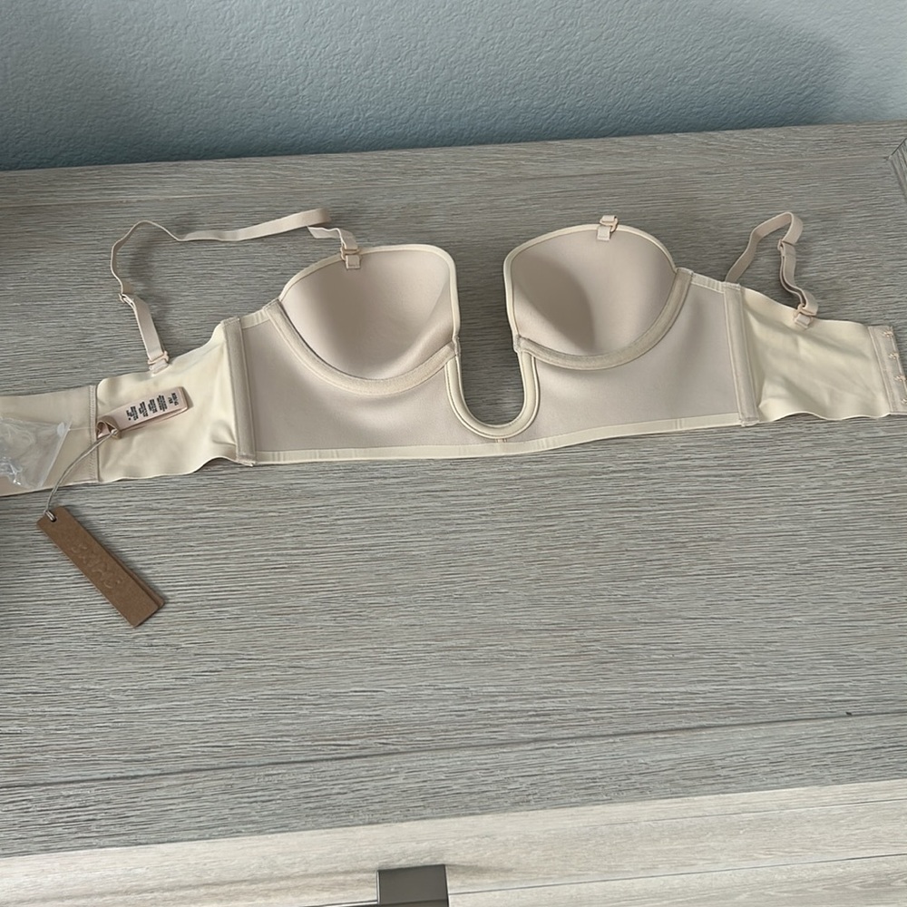 Skims Deep Plunge Strapless Bra - Picture 3 of 6